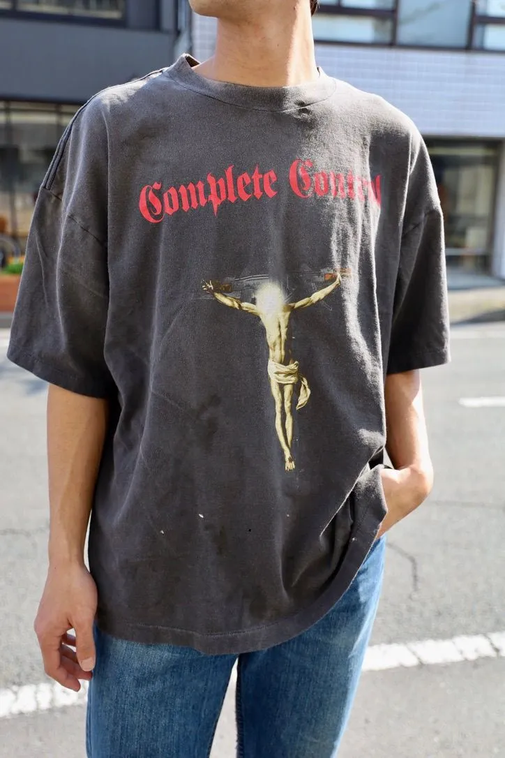SAINT Mxxxxxx × Kosuke Kawamura KK_SS TEE/COMPLETE CONTRL/BLK KK joint model Jesus AK submachine gun cross printed TEE Washed black S-XL KK joint model's creative Jesus cross has never disappointed. Faded and washed with sulfur dye to make it distressed. Hole treatment. Printing is repeatedly revised and sketched. Extremely restored ZP. Cylindrical side seam high weight fabric. Stiff and comfortable. Correct accessories. Customized co-branded wash mark/little angel mark, top purchasing agent level